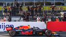Kru pebalap Red Bull, Sergio Perez merayakan kemenangan timnya saat menjuarai Formula 1 GP Azerbaijan 2021 yang berlangsung di Baku City Circuit, Baku, 6 Juni 2021. (AFP/Ozan Kose)