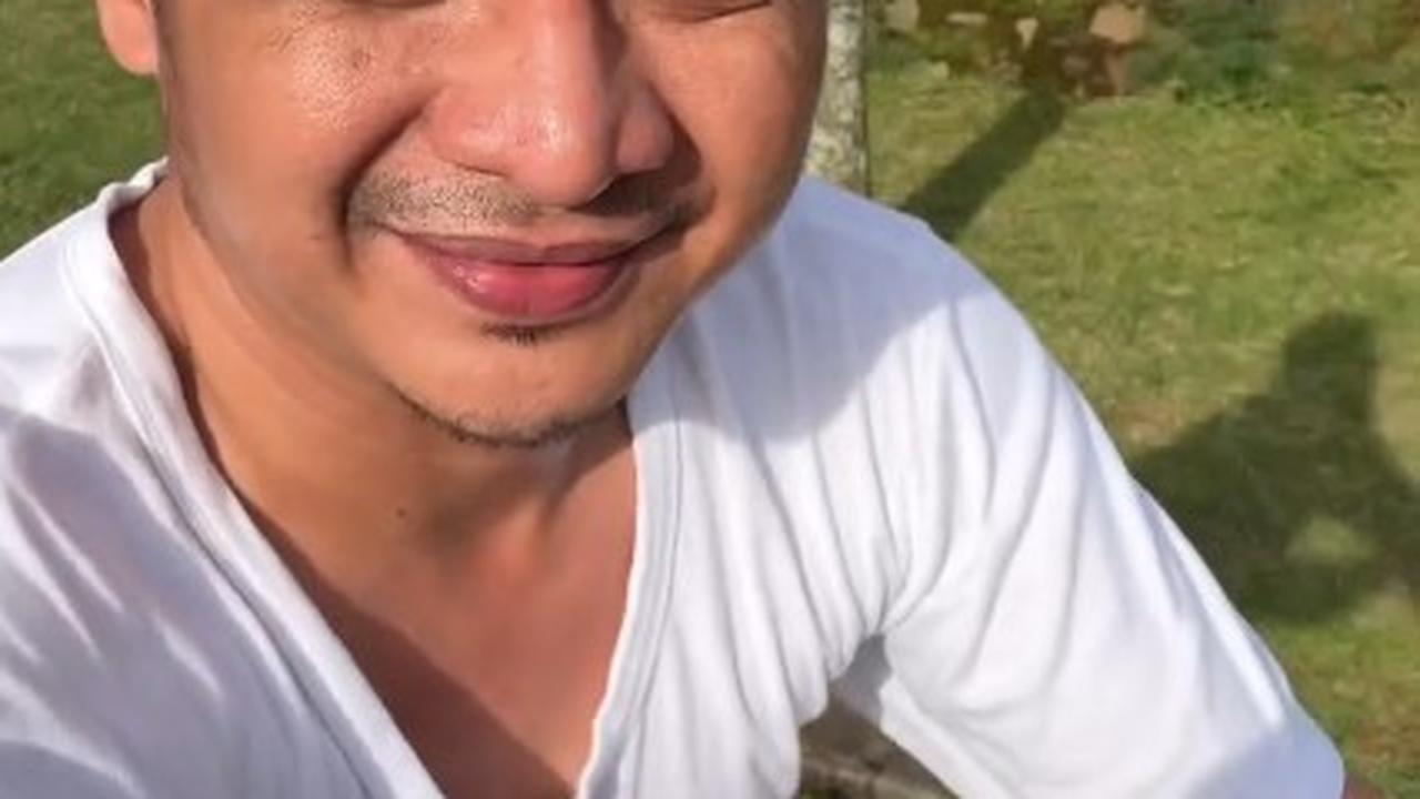 Penampilan Pasha Ungu Temani Anak Bersepeda, Kenakan Kaos Oblong dan Peci - Gaya Khas Bapak-Bapak