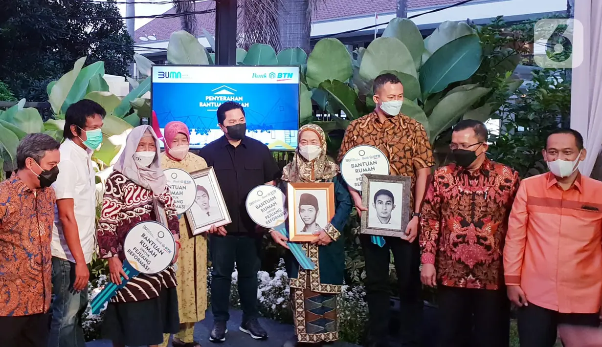 <p>Menteri BUMN Erick Thohir, Anggota DPR Adian Napitupulu, Direktur Utama Bank BTN Haru Koesmahargyo, Wadirut Bank BTN Nixon LP Napitupulu foto bersama dengan keluarga ahli waris pejuang reformasi di Jakarta (25/04/2022). Pemberian bantuan 4 unit rumah merupakan bentuk perhatian pemerintah kepada keluarga pejuang reformasi. (Liputan6.com/HO/BTN)</p>