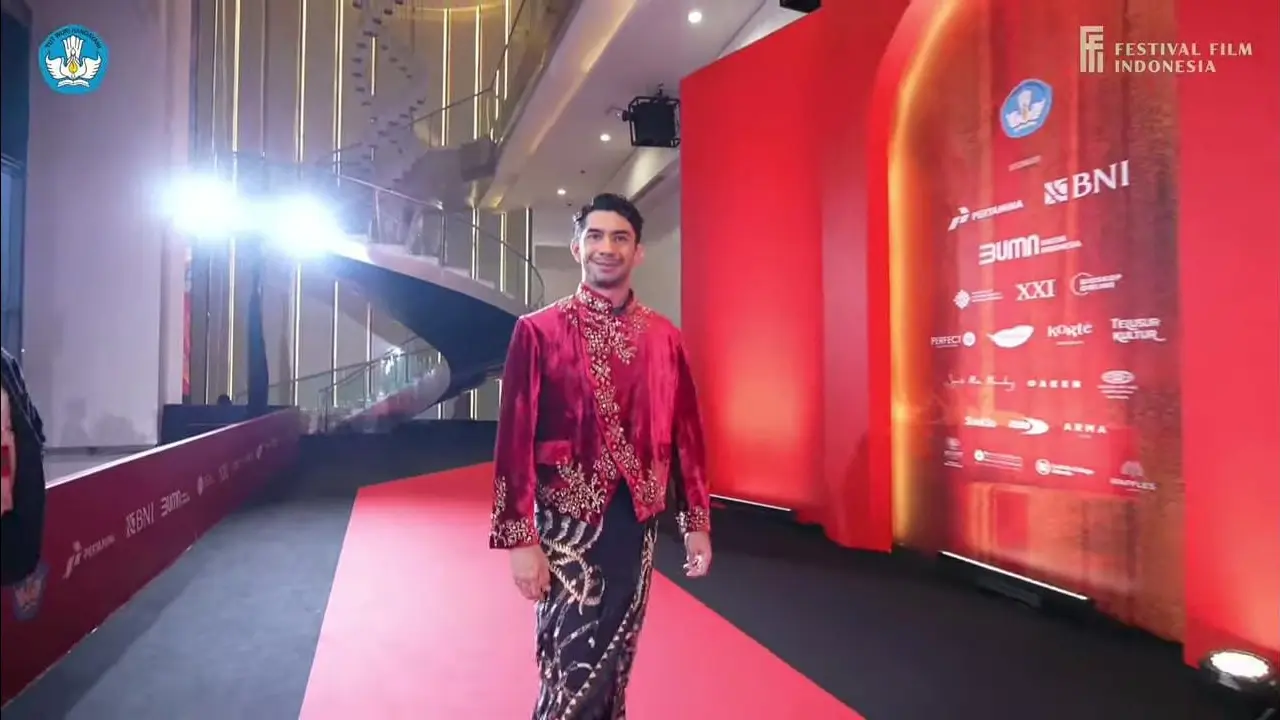 Reza Rahadian di Festival Film Indonesia 2023