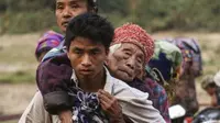 Pengungsi yang menyelamatkan diri dari Negara Bagian Kachin, Myanmar (AFP PHOTO via BBC)