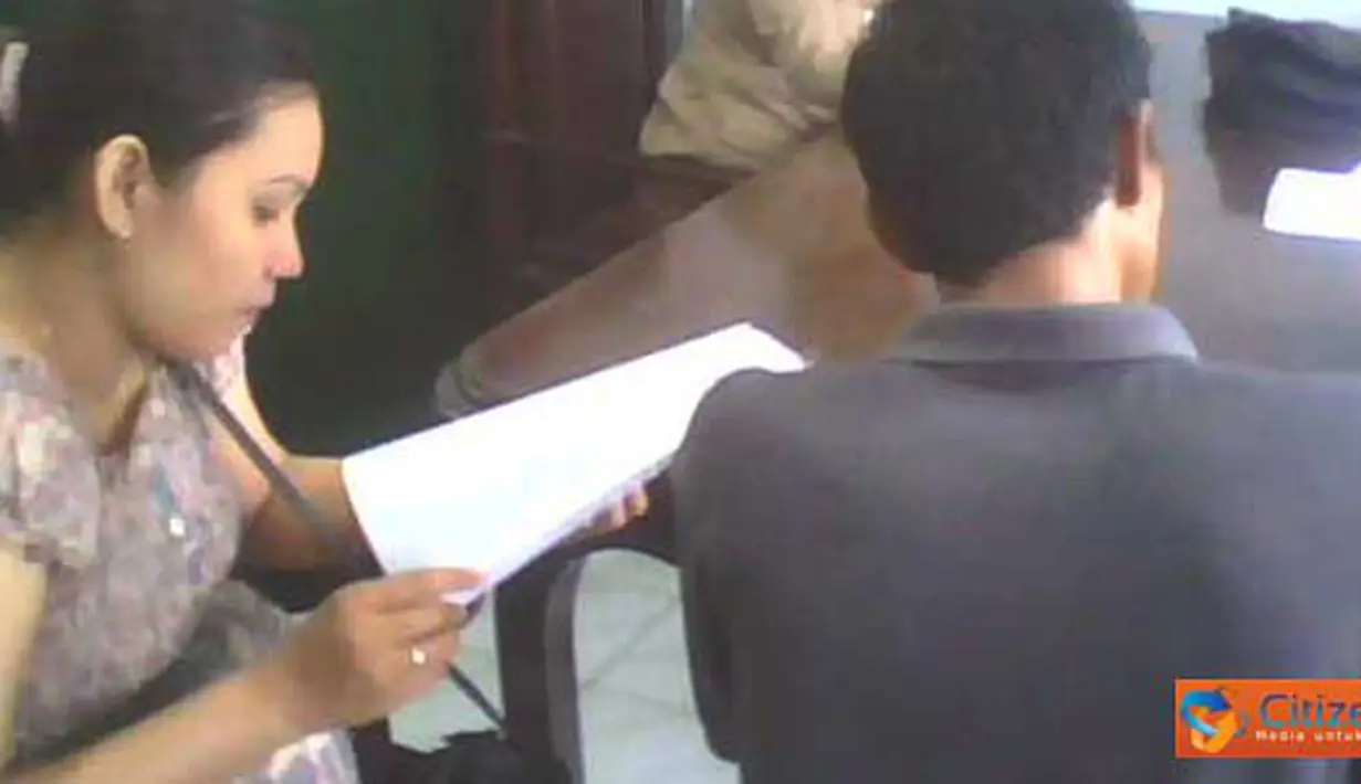 Citizen6, Jember: Novi, Karyawan Bank Danamon Simpan Pinjam unit Puger mengadukan permasalahan yang dihadapinya ke Disnakertrans Jember, didampingi Aktivis Konsolidasi Rakyat untuk Demokrasi (KRD), Rabu (13/4). (Pengirim: Sapto Raharjanto)