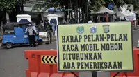 Petugas memeriksa jumlah penumpang salah satu taksi saat penindakan Pembatasan Sosial Berskala Besar (PSBB) di kawasan Menteng, Jakarta, Senin (13/4/2020). Aturan bagi pengendara saat PSBB berlangsung antara lain wajib mengenakan masker dan sarung tangan bagi pengendara motor. (merdeka.com/Iqbal S.