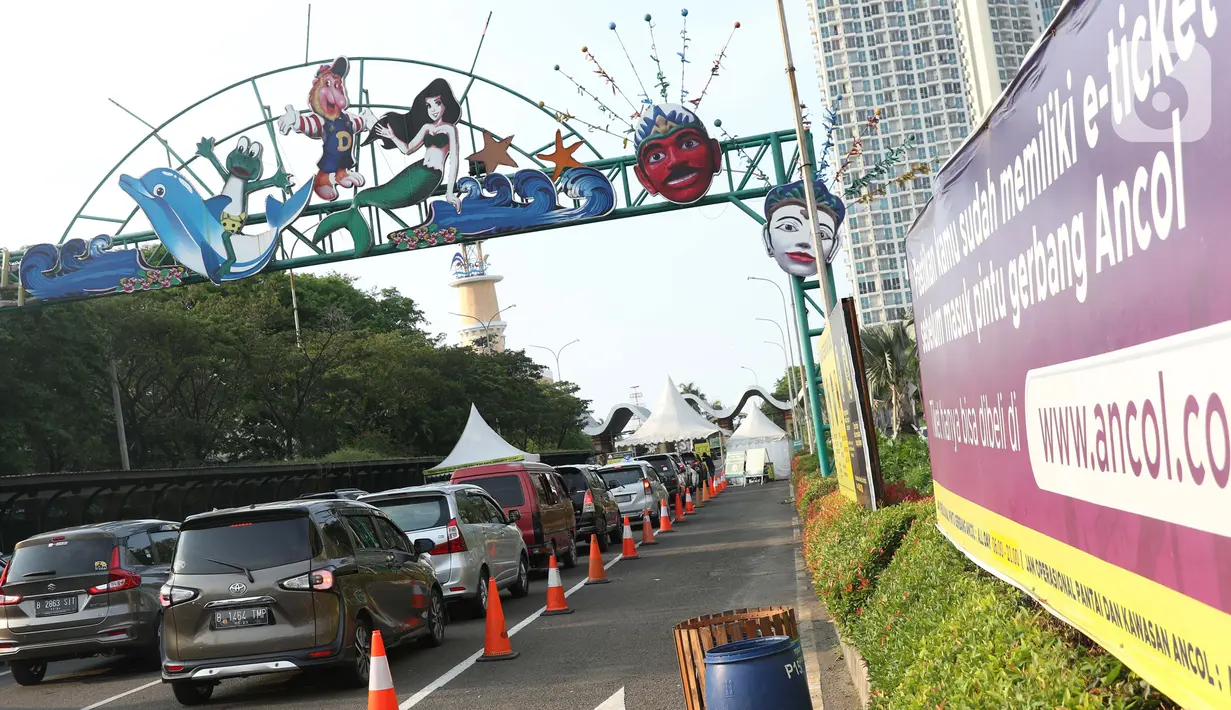 Sejumlah kendaraan antre untuk memasuki kawasan wisata Taman Impian Jaya Ancol, Jalarta, Kamis (29/10/2020). Selain tingginya minat warga berwisata di masa libur panjang, antrean ini juga disebabkan pengalihan buka tutup pintu masuk kawasan Taman Impian Jaya Ancol.  (Liputan6.com/Helmi Fithriansyah)