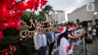 Lampu Pohon Imitasi Dipasang di Trotoar Jelang Perayaan Natal