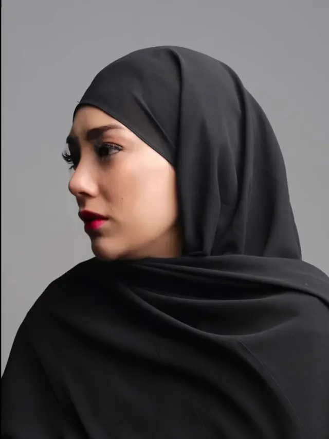 7 Potret Tampilan Celine Evangelista dalam Balutan Hijab Hitam di Pemotretan Terbaru, Tuai Pujian