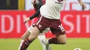 Gelandang AC Milan, Sandro Tonali berebut bola dengan gelandang Torino, Amer Gojak pada babak 16 besar Coppa Italia 2020/2021 di San Siro, Rabu (13/1/2021) dini hari WIB. Laga terkunci 0-0, AC Milan menang 5-4 atas Torino di babak adu penalti. (AP Photo/Antonio Calanni)