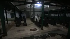 Benda pusaka yang dimiliki Raden Mas Said atau yang lebih dikenal dengan sebutan Pangeran Samber Nyowo terbilang unik. Adalah kendang yang mampu mengusir musuh dari jarak jauh. Konon, kendang yang iramanya mirip dengan suara genderang drum band itu k...
