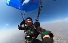 Ngeri, Prajurit Kowal TNI Ucapkan Selamat Naik Pangkat ke Perwira & Tamtama dari Ketinggian 4 Ribu Kaki