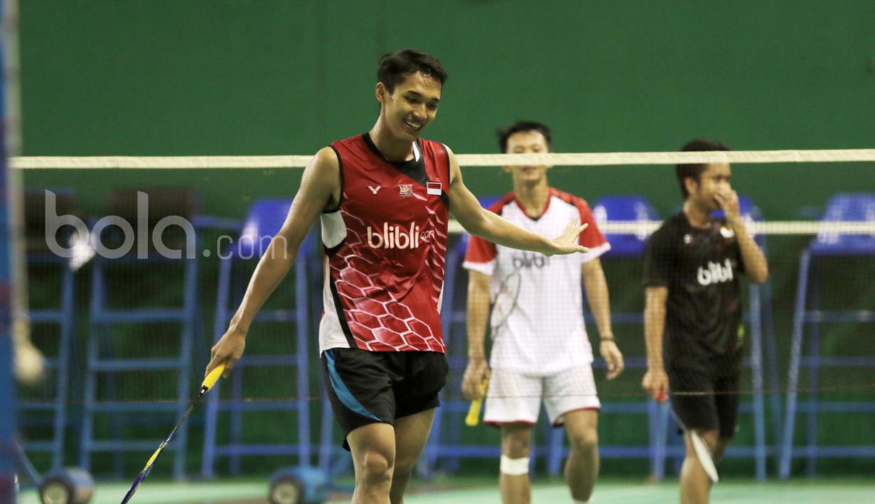Jonatan Christie saat berlatih bersama Ihsan Maulana Mustofa dan Anthony Sinisuka Ginting di Pusat latihan Pelatnas Indonesia, Cipayung, Jakarta, (4/1/2017). (Bola.com/Nicklas Hanoatubun)