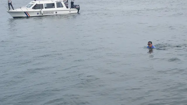 Wakil Gubernur Provinsi DKI Jakarta, Sandiaga Uno langsung menikmati Pulau Bidadari dengan terjun langsung, berenang dari kapalnya. (Foto: Hidya Anindyati)