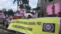 Pekerja Citibank menggelar demonstrasi di kawasan Bursa Efek Jakarta, SCBD, Jakarta, Rabu (20/4/2022). (Liputan6.com/ Muhammad Radityo Priyasmoro)