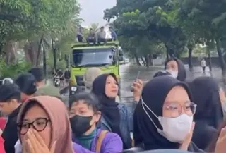 Kendaraan jenis truk seolah menjadi feeder Transjakarta dadakan bagi para penumpang yang terjebak banjir di Jalan Daan Mogot, Cengkareng, Jakarta Barat. (Foto: Antara)