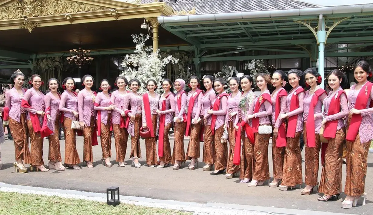 Rambut yang disanggul, semakin pancarkan pesona finalis Puteri Indonesia 2022 ini bak gadis keraton. Kompak dan tetap jalin persahabatan meski ajang Puteri Indonesia 2022 telah usai, tak sedikit warganet yang salut dengan persahabatan finalis Puteri Indonesia angkatan 2022 ini. Bahkan kehangatan para finalis satu sama lainnya tetap sama seperti saat ajang Puteri Indonesia 2022 masih berlangsung. (Liputan6.com/IG/officialputeriindonesia)