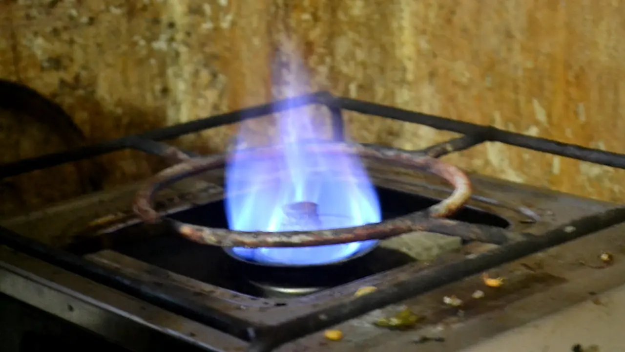 Api dari instalasi biogas limbah tahu dimanfaatkan untuk memasak oleh 260 keluarga di Kalisari. (Foto: Liputan6.com/Muhamad Ridlo)