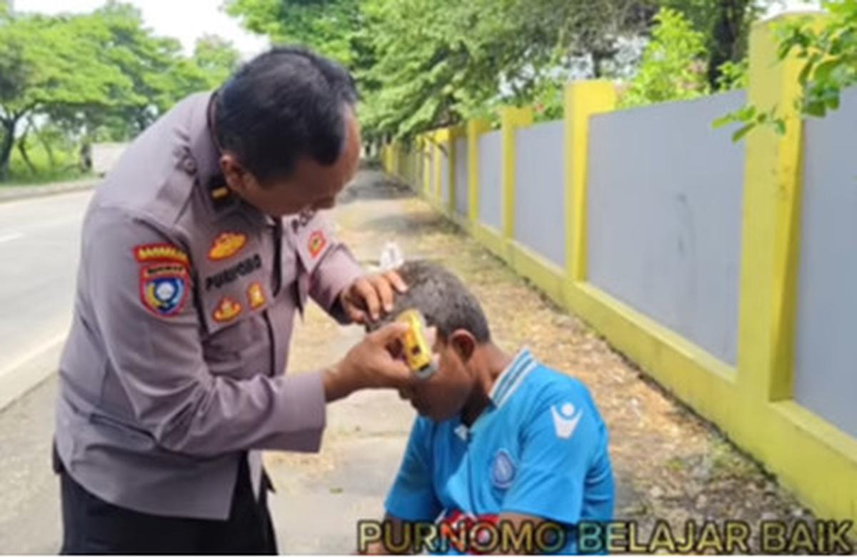 Polisi Baik, Ipda Purnomo Bantu Pria yang Terlantar di Jalan sampai Badannya Dimandikan