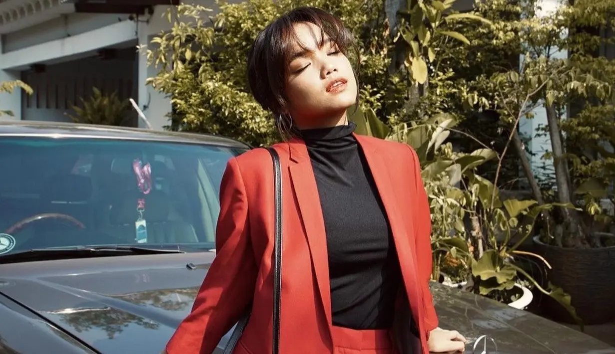 <p>Fujj pernah berfoto mengenakan blazer dan celana dengan warna senada yaitu hitam. Sedangkan innernya dia memakai turtle neck warna hitam. Bagian rambut, dia memilih untuk dikuncir kuda</p>