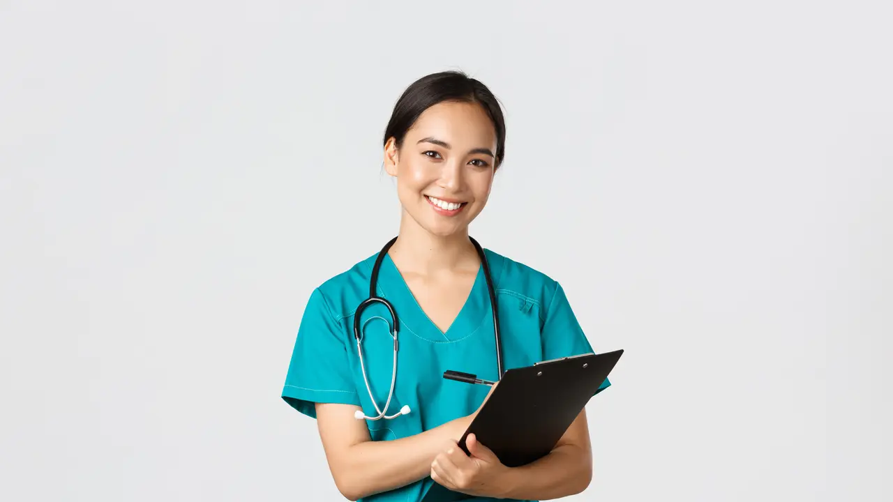 Seorang dokter dengan seragam dan stetoskop (Foto Dok: Freepik/benzoix)