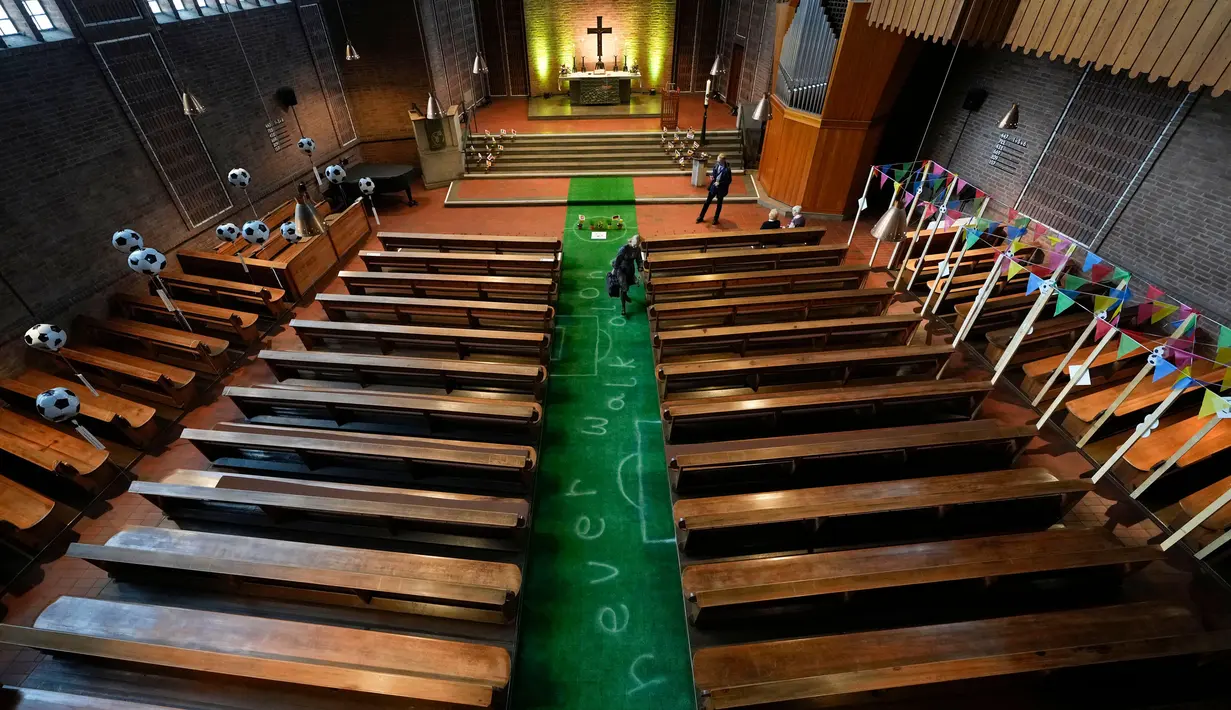 <p>Gereja Evangelis Emaus dihiasi dengan karpet hijau bergambar lapangan sepak bola di Gelsenkirchen, Jerman, Minggu, 23 Juni 2024. (AP Photo/Alessandra Tarantino)</p>