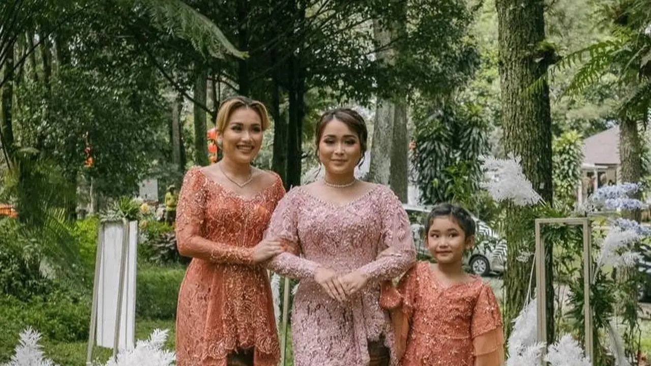 11 Gaya Ayu Ting Ting di Acara Lamaran Sang Adik, Tampil Memesona Pakai Kebaya