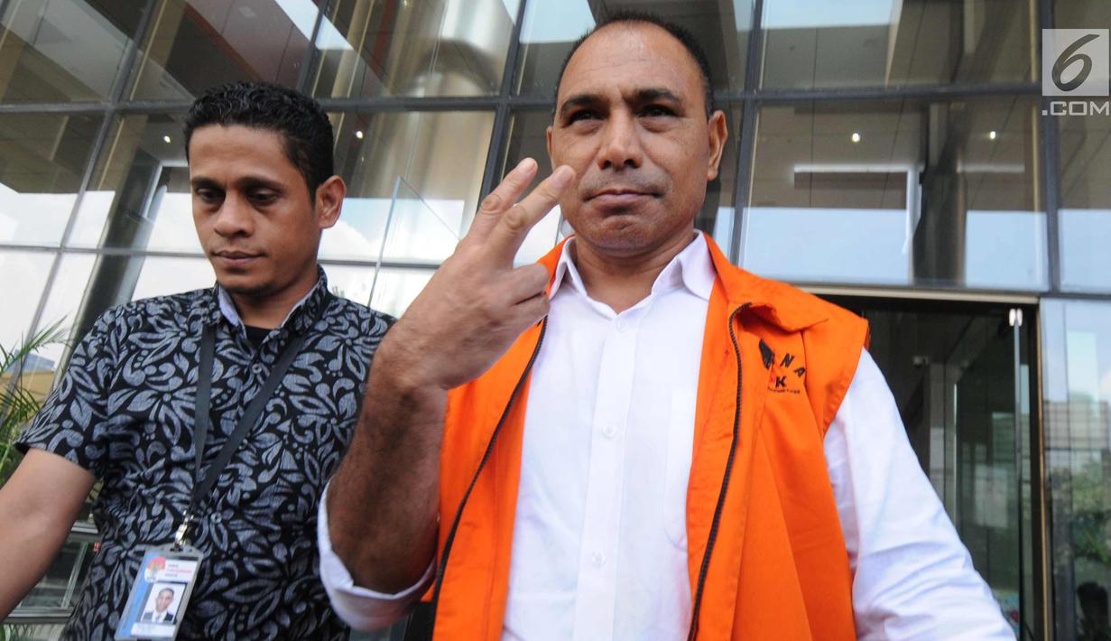 Bupati Ngada Marianus Sae mengacungkan salam dua jari usai menjalani pemeriksaan lanjutan di Gedung KPK Jakarta, Selasa(20/3). Marianus diperiksa terkait kasus dugaan suap proyek infrastruktur di Kabupaten Ngada, NTT. (Merdeka.com/Dwi Narwoko)