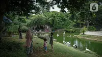 Pengunjung menikmati suasana tempat wisata di dalam kawasan Taman Mini Indonesia Indah, Jakarta, Minggu (12/10/2021). Uji coba pengoperasian tempat wisat ini harus  dengan Kapasitas pengunjung pada masa uji coba dibatasi hanya 25 persen. (Liputan6.com/Faizal Fanani)