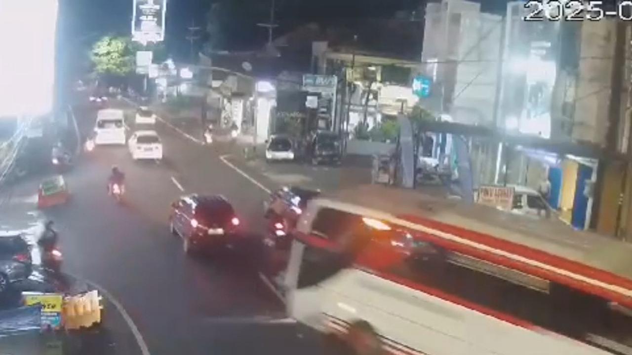Bus Rombongan Wisatawan asal Bali Tabrak Mobil dan Motor di Batu