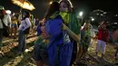Seorang wanita terlihat merangkul temannya yang dibuat kecewa melihat aksi punggawa Brasil pada babak semifinal Piala Dunia 2014 melawan Jerman, Selasa (8/7/14). (REUTERS/Pilar Olivares) 