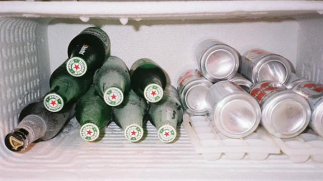 Tak semua makanan atau minuman bisa dimasukkan ke dalam kulkas, apalagi di bagian pembekunya.