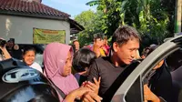 Usai turun dari mobil yang mengantarnya, ratusan warga langsung menyambut meriah kedatangan Pegi Setiawan. Sebelumnya Pegi Setiawan dinyatakan bebas dan tak bersalah di Praperadilan atas kasus dugaan pembunuhan Vina. (Liputan6.com/ Panji Prayitno)