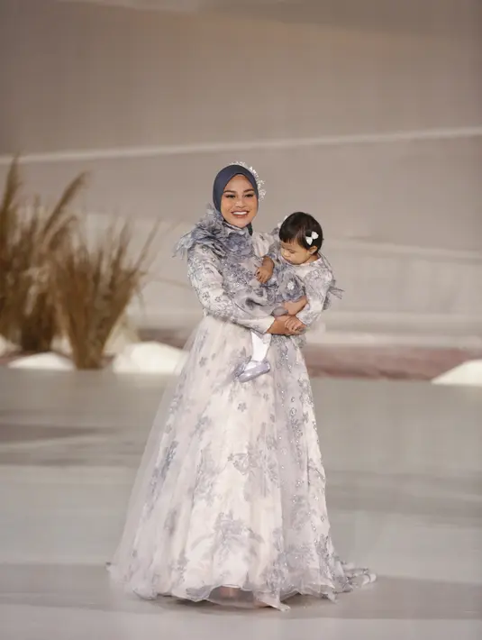 Sementara Ameena tampil menggemaskan dengan gaun senada dan sepatu jelly. Sementara rambutnya dikenakan pita.