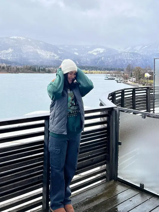 Padu padan outfitnya seru, ia memadukan sweater, vest, dan cargo pants nuansa army. [@ayutingting92].