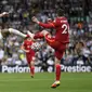 Andrew Robertson beradu kaki dengan bek Leeds Raphinha di duel Leeds vs Liverpool (AFP)