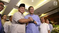 Capres nomor urut 02 Prabowo Subianto (kiri) berjabat tangan dengan cawapres Sandiaga Uno usai memberi ketarangan terkait hasil putusan Mahkamah Konstitusi (MK), Jakarta, Kamis (27/6/2019). MK tak menemukan bukti terkait ketidaknetralan aparatur negara dalam Pilpres 2019. (Liputan6.com/Angga Yuniar)