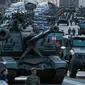 Kendaraan militer Rusia berada di jalan saat latihan untuk parade militer Hari Kemenangan di Moskow, Rusia (3/5). Latihan ini untuk persiapan pawai merayakan 71 tahun kemenangan Rusia dalam Perang Dunia II. (AP Photo / Pavel Golovkin)