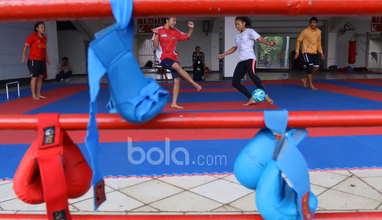 Para atlet Karateka Nasional mengisi sesi latihan dengan bermain futsal di Senayan Jakarta. (Bola.com/Nicklas Hanoatubun)