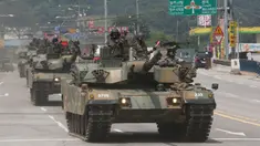 Rombongan tentara militer Korea Selatan (Korsel) mengendarai tank K-1 selama latihan tahunan di dekat perbatasan dengan Korea Utara, Paju, Korsel (5/7). (AP Photo / Ahn Young-joon)