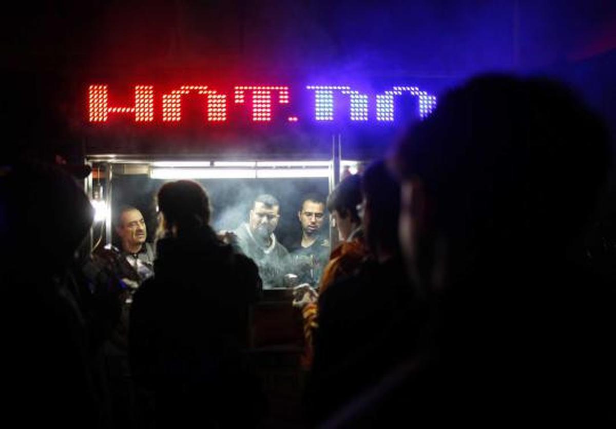 Listrik padam akibat 'Sandy', penjual senter marak di New York