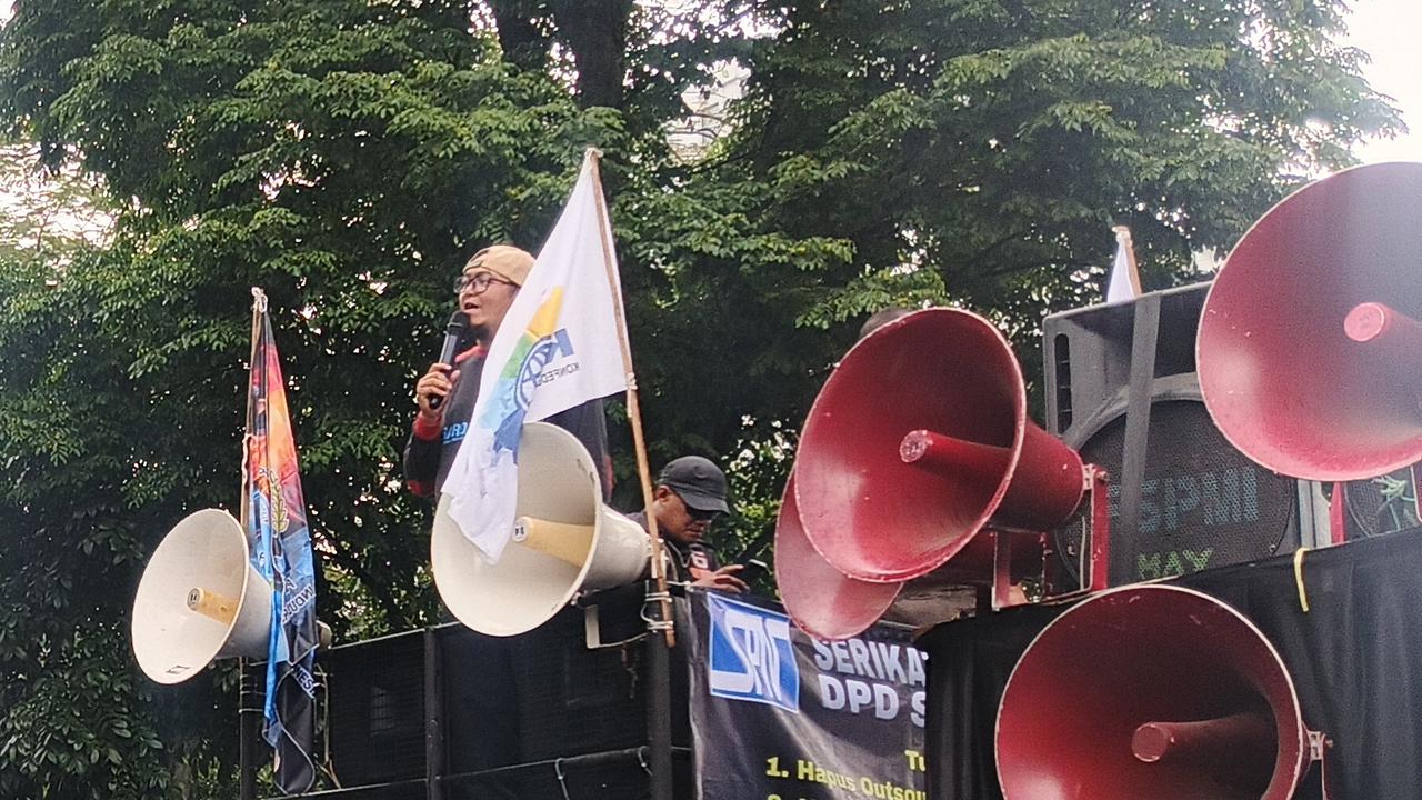Buruh Jabar Demo di Gedung Sate, Desak Kenaikan Upah Minimum dan Hapus Outsourcing