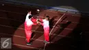 Liliyana Natsir (tengah) dan Tontowi Ahmad menyerahkan api PON XIX kepada Risa Suseanty saat upacara pembukaan di Stadion Gelora Bandung Lautan Api, Bandung, Sabtu (17/9). PON XIX Jabar berlangsung hingga 29 September. (Liputan6.com/Helmi Fithriansyah)