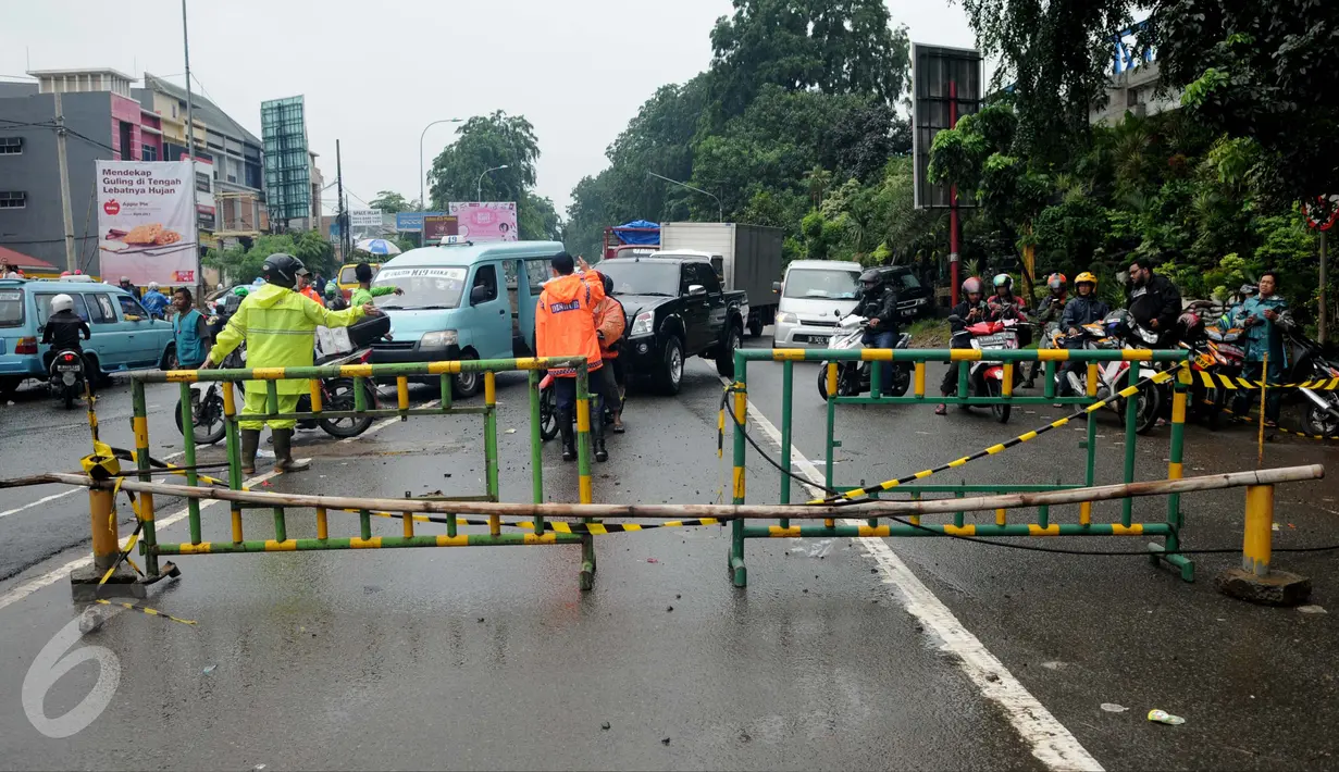 Polresta Bekasi Kota dan Dishub Kota Bekasi menutup ruas Jalan Kalimalang dari arah Jakarta menuju Bekasi dan sebaliknya, Senin (20/2). Ini dikarenakan ruas jalan tersebut masih terendam air dengan ketinggian di atas 60 cm. (Liputan6.com/Gempur M Surya)