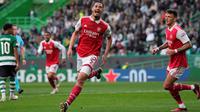 Pemain Arsenal, William Saliba merayakan gol ke gawang Sporting CP pada leg pertama 16 besar Liga Europa 2022/2023 di Estadio Jose Alvalade, Lisbon, Portugal, Jumat (10/3/2023). (AP/Armando Franca)