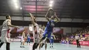 Pebasket Satria Muda Pertamina, Kevin Sitorus, berusaha memasukan bola saat melawan M88 Aspac pada laga IBL Musim 2016 di Hall A Senayan, Jakarta, Sabtu (9/1/2016). (Bola.com/Vitalis Yogi Trisna)