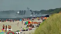 Sebuah kapal militer Rusia direkam mendekati pantai di Kaliningrad di Rusia dengan disaksikan oleh para pelancong.