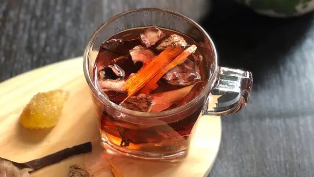 ilustrasi minuman tradisional yang menghangatkan saat suhu dingin/unsplash