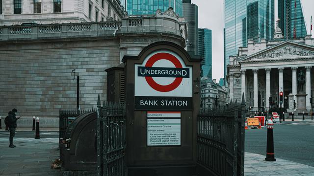 illustrasi bank (foto: unsplash/Samuel Regan Asante)