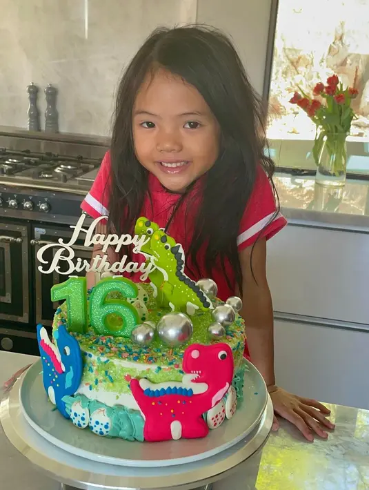 "My son Armand turned 16 and it hits me in a different way. I cried, I smiled and cried again. Sixteen is definitely a game changer. Happy birthday my big bear @armand.quinn," tulis farahquinnofficial. [Instagram/farahquinnofficial]