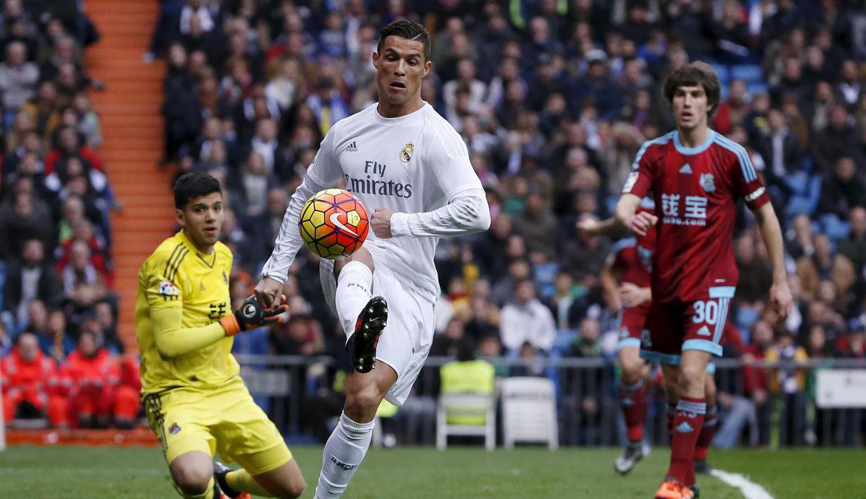 Bintang Real Madrid, Cristiano Ronaldo mengecoh kiper Sociedad pada Laga La Liga Spanyol di Stadion Santiago Bernabeu, Madrid, Rabu (30/12/2015). Madrid menang 3-1. (REUTERS/Juan Medina)