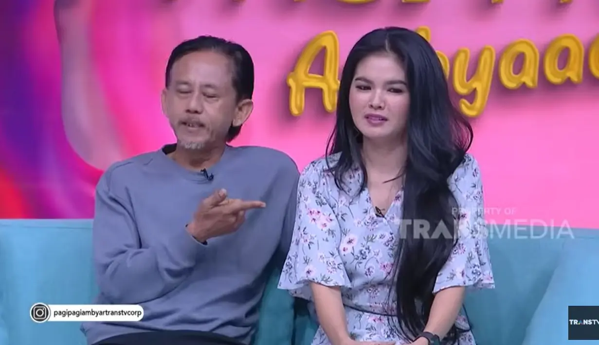 "Dia pemeran utama, aku extras jadi penumpang kendaraan yang dia bawa. Di situ dia langsung bilang jatuh cinta sama aku," kata Karina seperti dilansir dari kanal Youtube TRANS TV Official. [Youtube/TRANS TV Official]