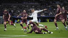 Pemain Real Madrid, Kylian Mbappe mencetak gol ke gawang Manchester City dalam laga leg 2 babak play off Liga Champions 2024/2025 di Santiago Bernabeu, Madrid, Rabu (19/02/2025) waktu setempat. (AP Photo/Manu Fernandez)